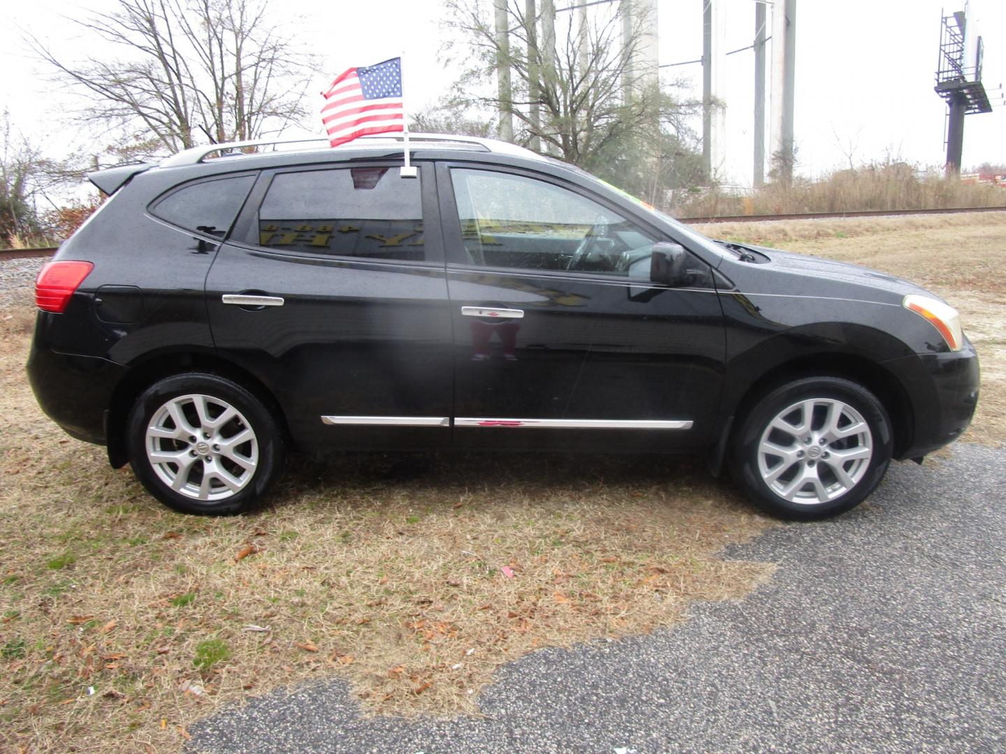 2012 Black Nissan Rogue S AWD (JN8AS5MV4CW) with an 2.5L L4 DOHC 16V engine, Continuously Variable Transmission transmission, located at 2553 Airline Blvd, Portsmouth, VA, 23701, (757) 488-8331, 36.813889, -76.357597 - Photo#4